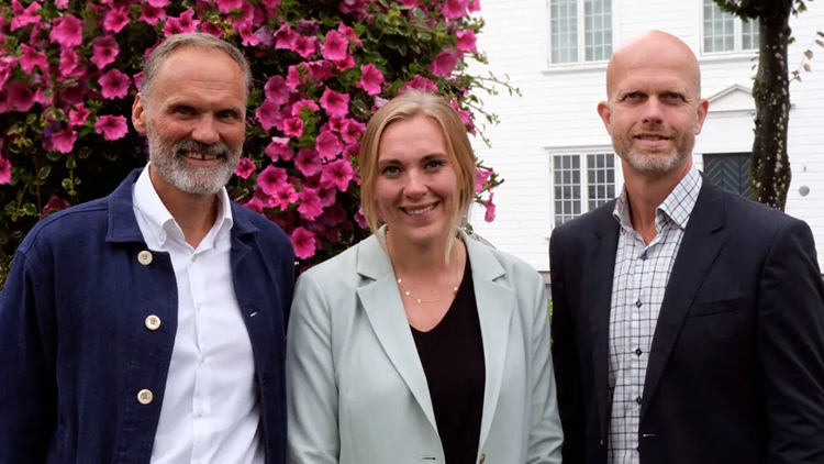 Foto: Administrerende direktør i Kredinor, Klaus-Anders Nysteen sammen med Lene Drange og Hallgeir Kvadsheim